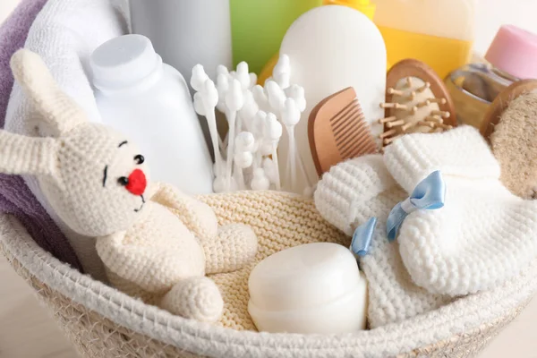 아기용 화장품 목욕용 액세서리 장난감을 바구니 — 스톡 사진
