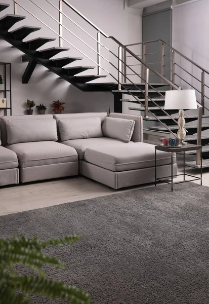 Stilvolles Wohnzimmer Interieur Mit Bequemem Sofa — Stockfoto