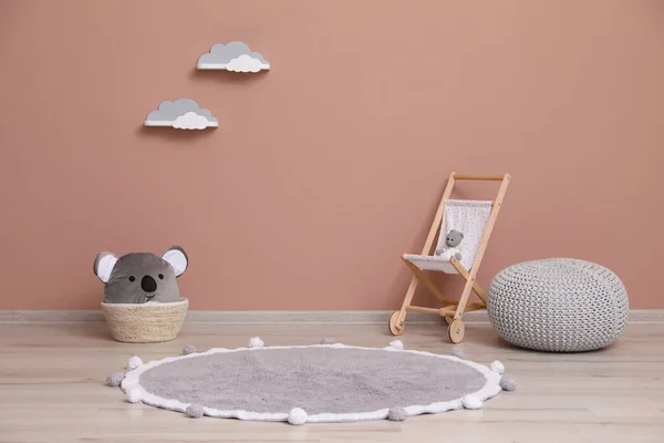 柳条筐 玩具和邮袋靠近室内粉红的墙壁 室内设计 — 图库照片