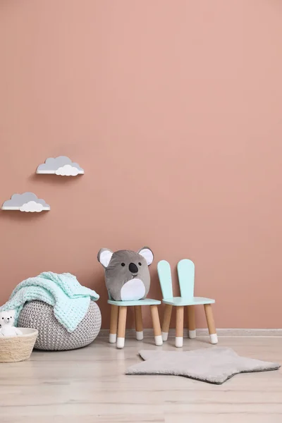 室内粉红墙边的儿童玩具 书包和椅子 室内设计 — 图库照片