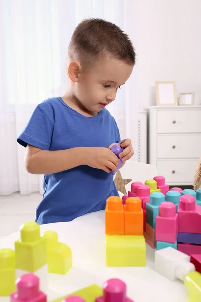 Leuke Kleine Jongen Spelen Met Kleurrijke Bouwstenen Aan Tafel Kamer — Stockfoto