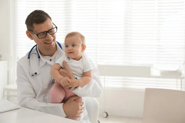 Kinderarts Met Schattige Kleine Baby Kliniek Ruimte Voor Tekst — Stockfoto