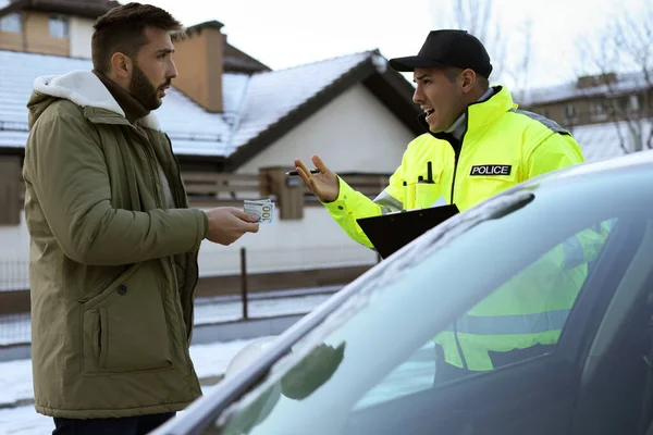 Человек Дающий Взятку Офицеру Полиции Возле Машины Улице — стоковое фото