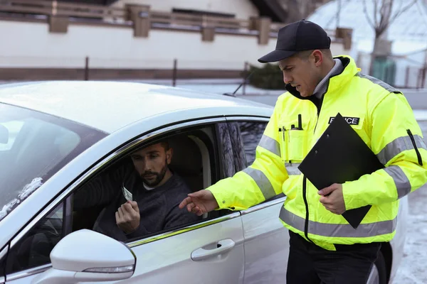 Человек Дающий Взятку Офицеру Полиции Окна Машины Улице — стоковое фото