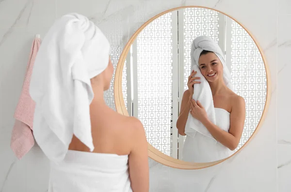 Mulher Bonita Com Cabelo Envolto Toalha Perto Espelho Dentro Casa — Fotografia de Stock