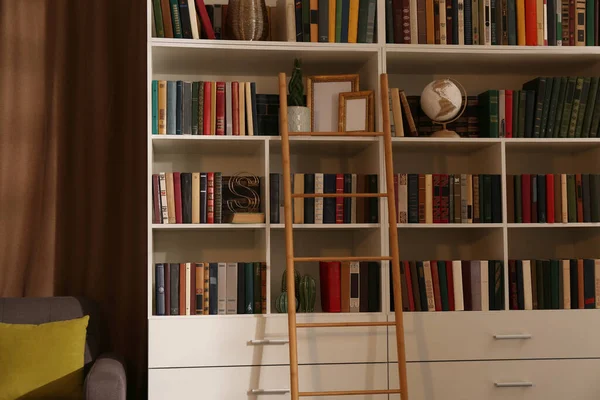 Inicio Biblioteca Interior Con Colección Diferentes Libros Estantes —  Fotos de Stock