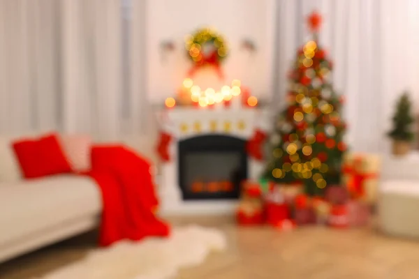 Vista Turva Quarto Festivamente Decorado Com Árvore Natal Lareira Sofá — Fotografia de Stock