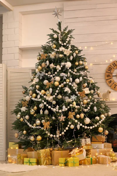 Sapin Noël Décoré Avec Des Boîtes Cadeaux Dans Chambre — Photo