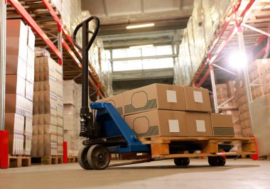 Depoda karton kutular olan el yapımı forklift. Lojistik kavramı