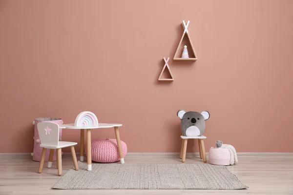 可爱的儿童房 内饰家具 玩具和粉红色墙壁上的假发状架子 — 图库照片