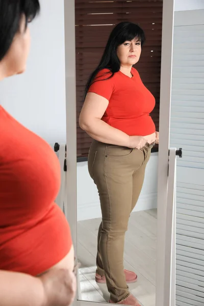 Übergewichtige Frau Versucht Hause Enge Hosen Vor Dem Spiegel Hochzuknöpfen — Stockfoto