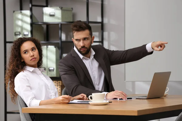 Afroamerikanerin Leidet Unter Rassendiskriminierung Arbeitsplatz — Stockfoto