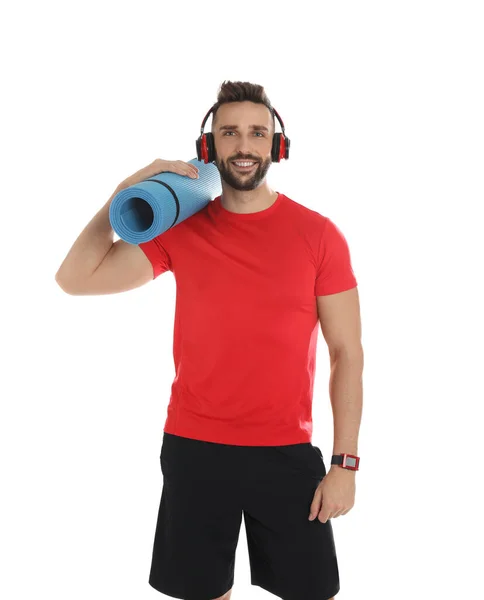 Schöner Mann Mit Yogamatte Und Kopfhörer Auf Weißem Hintergrund — Stockfoto
