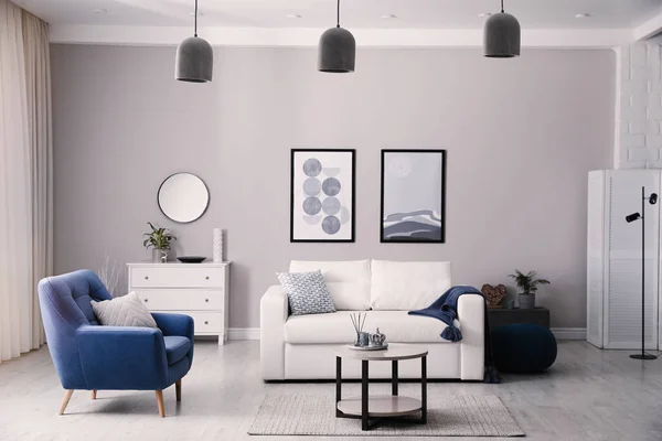 Stilvolles Wohnzimmer Mit Weißem Sofa Sessel Und Kleinem Couchtisch — Stockfoto