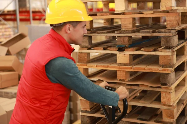 Worker Moving Wooden Pallets Manual Forklift Warehouse — Fotografia de Stock