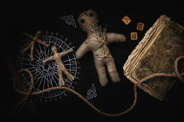 Кукла Вуду Булавками Окруженная Церемониальными Предметами Столе Плоский Уголок — стоковое фото