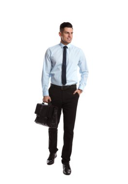 Beyaz arka planda şık deri çantalı bir iş adamı.