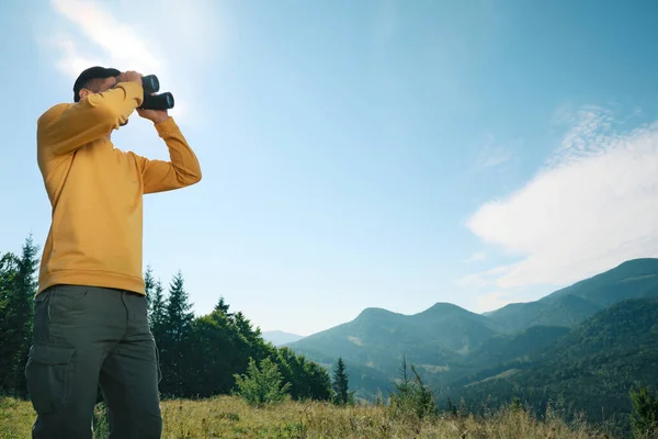 Man Med Kikare Bergen Solig Dag Låg Vinkel Utsikt Plats — Stockfoto