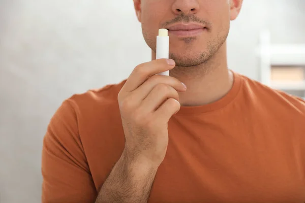 Mann Trägt Hygienischen Lippenbalsam Geschlossenen Räumen Auf Nahaufnahme — Stockfoto