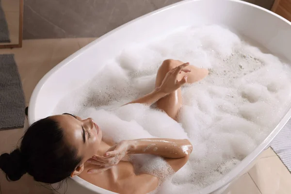 Mujer Tomando Baño Con Gel Ducha Interior Vista Superior — Foto de Stock