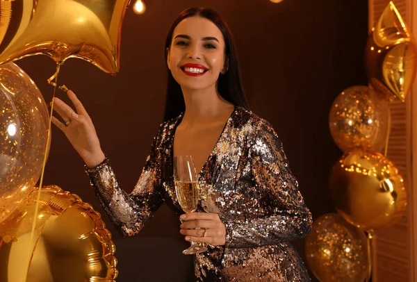 Mooie Jonge Vrouw Met Glas Mousserende Wijn Bij Gouden Ballonnen — Stockfoto
