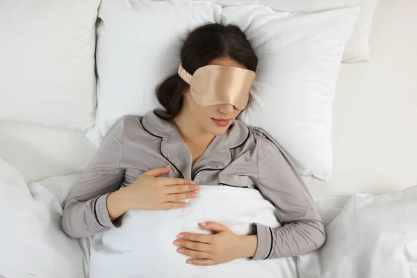 Jonge Vrouw Met Slaapmasker Bed Bovenaanzicht — Stockfoto