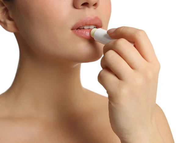 Νεαρή Γυναίκα Εφαρμογή Lip Balm Λευκό Φόντο Closeup — Φωτογραφία Αρχείου