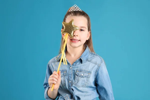 Roztomilá Dívka Diadému Kouzelnou Hůlkou Světle Modrém Pozadí Malá Princezna — Stock fotografie
