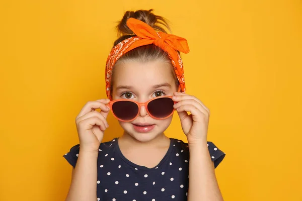 반다나를 주황색 배경에 선글라스를 귀여운 — 스톡 사진