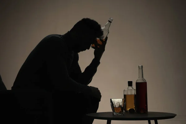 Силуэт Наркомана Алкогольным Напитком Помещении — стоковое фото