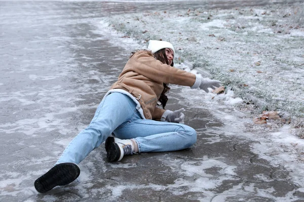 Mujer Joven Caído Resbaladizo Hielo Pavimento Aire Libre — Foto de Stock