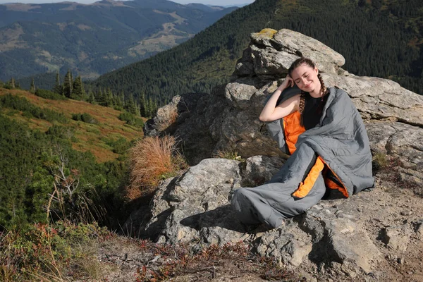 山のピーク時に寝袋で幸せな観光客 — ストック写真