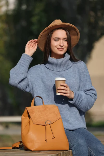 Mujer Joven Con Mochila Elegante Bebida Caliente Día Otoño — Foto de Stock