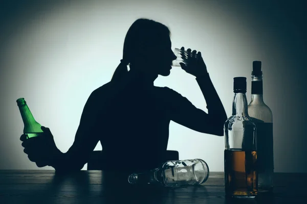 Алкогольная Зависимость Силуэт Женщины Пьющей Пиво Деревянном Столе Подсветка — стоковое фото