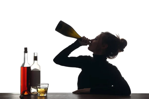 알코올 배경에서 물병에서 포도주를 마시는 — 스톡 사진