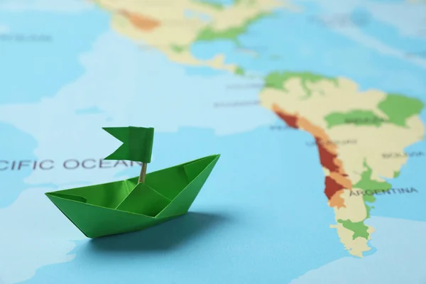 Πράσινο Χάρτινο Σκάφος Σημαία Στον Παγκόσμιο Χάρτη Χώρος Για Κείμενο — Φωτογραφία Αρχείου