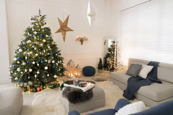 Interior Acolhedor Sala Estar Com Bela Árvore Natal Sofá Confortável — Fotografia de Stock