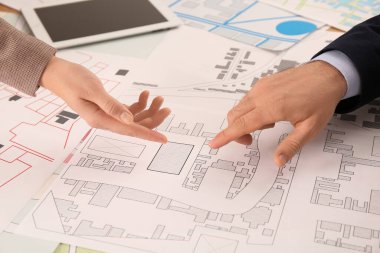 Masada kadastro haritasıyla çalışan profesyonel haritacılar, yakın plan.