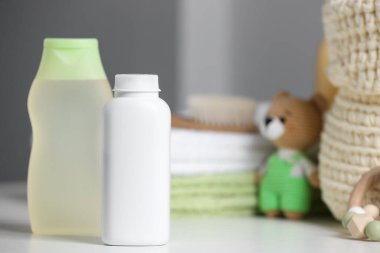 Bebek kozmetik ürünleri beyaz masada, metin için boşluk