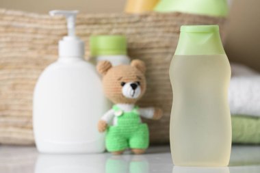 Beyaz masada bebek kozmetik ürünü şişesi, metin için boşluk