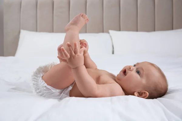Cute Baby Suchej Miękkiej Pieluchy Białym Łóżku — Zdjęcie stockowe