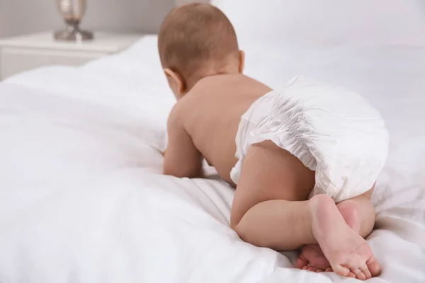 Bebê Bonito Fralda Macia Seca Cama Branca Visão Traseira Espaço — Fotografia de Stock