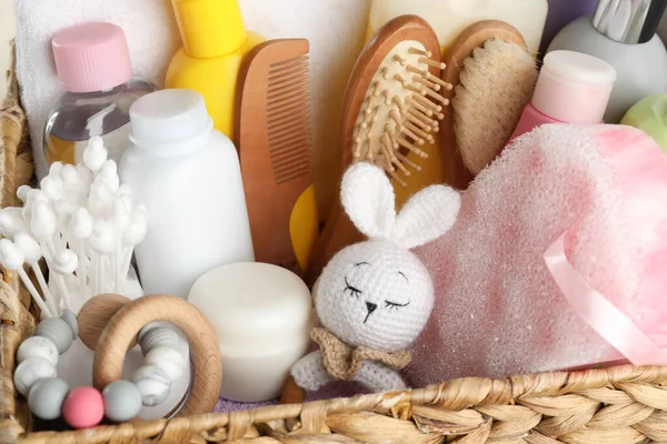아기용 화장품 목욕용 액세서리 장난감 빨랫감등 바구니 — 스톡 사진