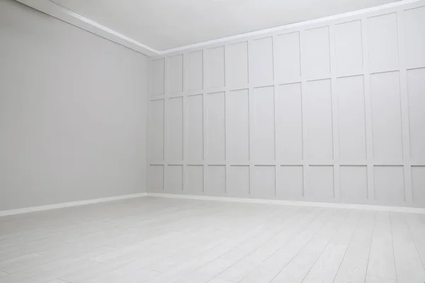 白い木製の床と壁と空の広々とした部屋 — ストック写真