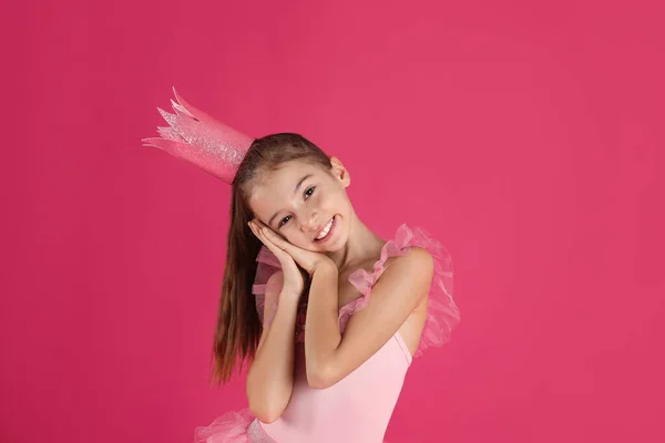 Roztomilá Dívka Krásných Šatech Korunou Růžovém Pozadí Malá Princezna — Stock fotografie