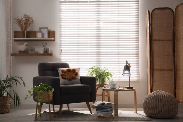 Bequemer Ruheplatz Mit Sessel Der Nähe Des Fensters Zimmer — Stockfoto