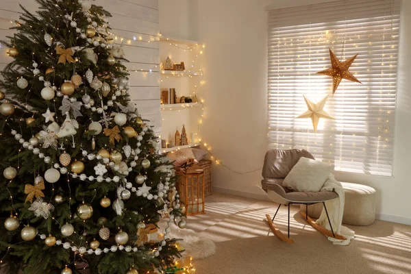 Gedecoreerde Kerstboom Stijlvolle Woonkamer Interieur — Stockfoto
