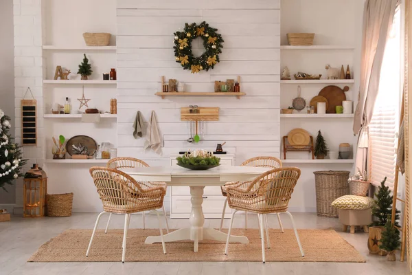 Gezellige Eetkamer Interieur Met Kerstboom Feestelijke Inrichting — Stockfoto