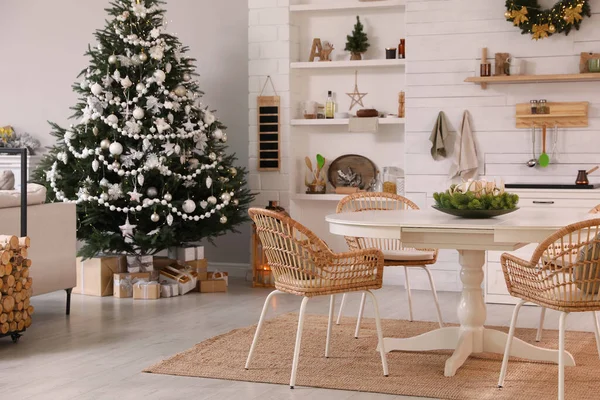 Cozy Dining Room Interior Christmas Tree Festive Decor — Stockfoto