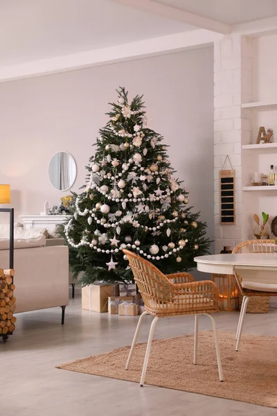 Cozy Dining Room Interior Christmas Tree Festive Decor — Stockfoto